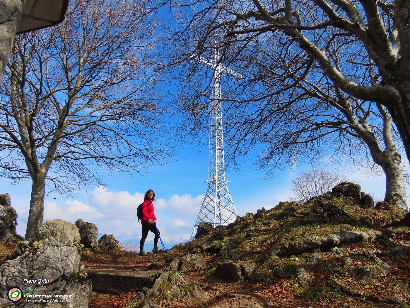 57 L'alta croce (20 m) del Monte Zucco .JPG